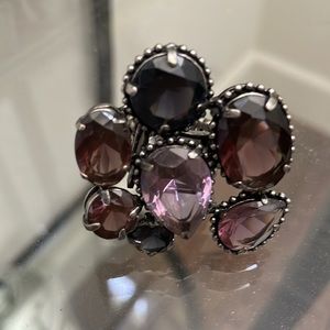 Cocktail ring with freeform stone design and stretchy loop for finger